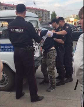 Курганец с зашитым ртом провел одиночный пикет в поддержку Петра Павленского