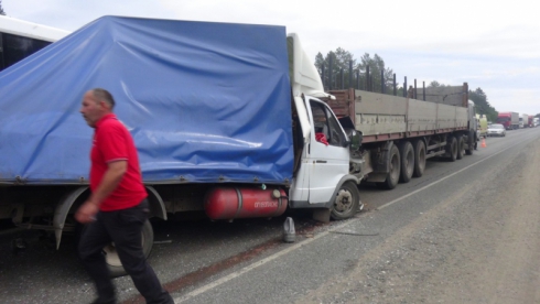 Массовое ДТП на Урале: три человека погибли после столкновения автобуса с легковушкой (ФОТО)