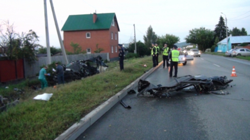 В Екатеринбурге Toyota Land Cruiser разорвало на части. Есть жертва (фото)