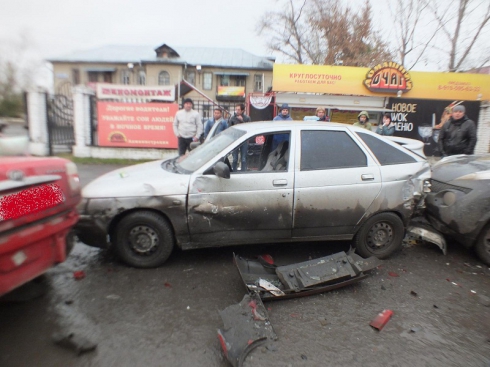 На улице Куйбышева в Кургане столкнулись 5 автомобилей (ФОТО)