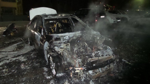 В Екатеринбурге ночью неизвестные подожгли Mercedes С180