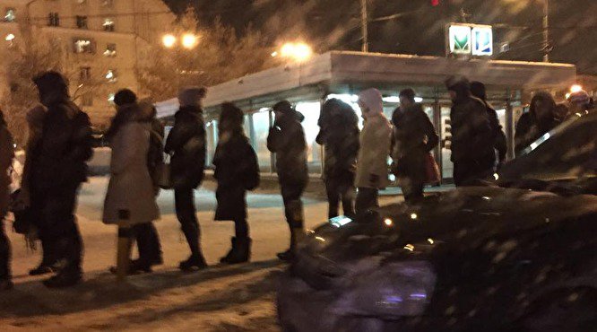 Жители Екатеринбурга встали в очередь у метро Уралмаш чтобы провериться на ВИЧ