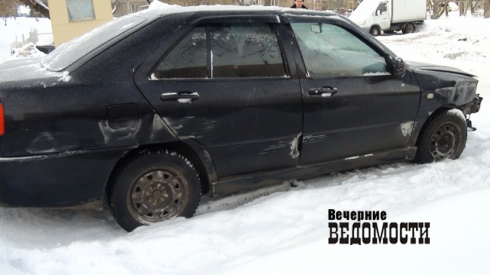 В Екатеринбурге снежный отвал на улице поймал угонщика