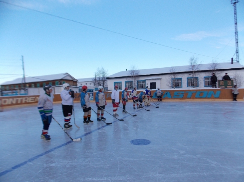 В Свердловской области заключенные сыграли в хоккей с офицерами