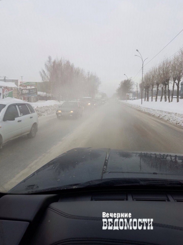 В Екатеринбурге холодной водой залило улицу Шефскую (ФОТО)