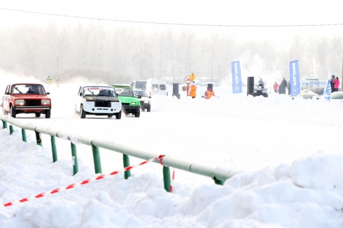 Кубок губернатора Зауралья по автомобильным трековым гонкам увез спортсмен из Алтайского края