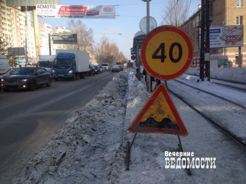 Запоздалая реакция: коммунальщики приступили к уборке улицы Блюхера в Екатеринбурге (ФОТО)