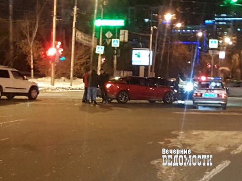 ДТП в центре Екатеринбурга парализовало движение трамваев (ФОТО)