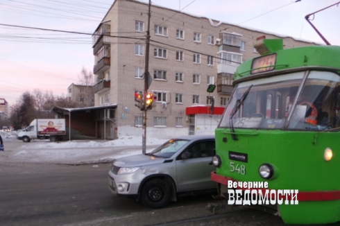 В Екатеринбурге иномарка пыталась забодать трамвай