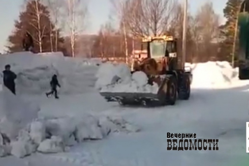 На Урале сносят снежные горки вместе с детьми