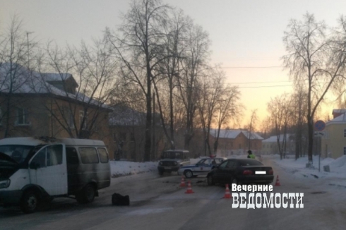 На Урале две женщины получили травмы в загоревшейся «Газели», не поделившей дорогу с «Тойотой»
