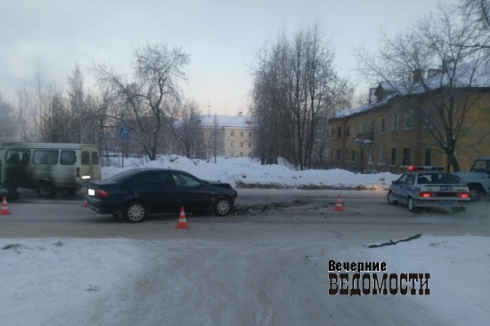 На Урале две женщины получили травмы в загоревшейся «Газели», не поделившей дорогу с «Тойотой»