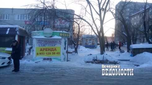 В Екатеринбурге после отравления мужчины паленым алкоголем силовики устроили рейд против незаконных киосков (ФОТО)