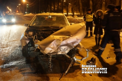 В автоаварии на Урале пострадали женщина и ее маленькая дочь