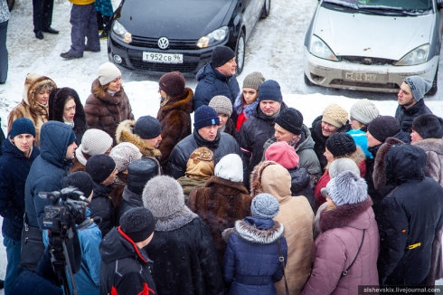 «Долой долгострой». Жители Екатеринбурга потребовали от депутата достроить их дом (ФОТО)