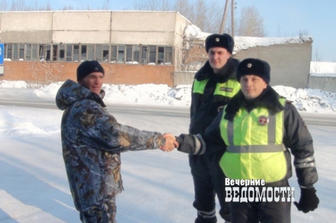 Уральскую семью чудом спасли полицейские из пылающего дома
