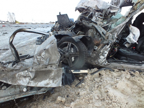 В Кургане водитель Mercedes погиб после столкновения с пассажирским автобусом. Еще два человека ранены