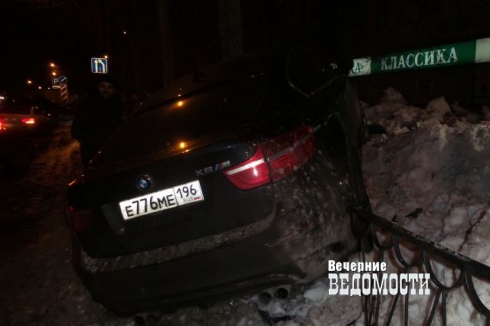 Перепутав педали, юная дама снесла в Екатеринбурге стальной забор и пробурила сугроб