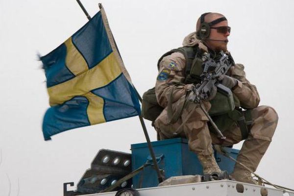 Швеция возобновляет добровольно-принудительную службу в армии для юношей и девушек