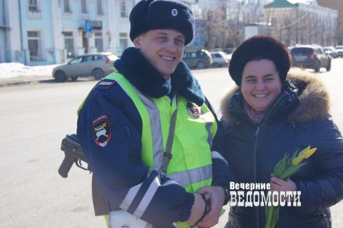 На дороги Екатеринбурга с букетами в руках вышел главный городской гаишник (ФОТО)