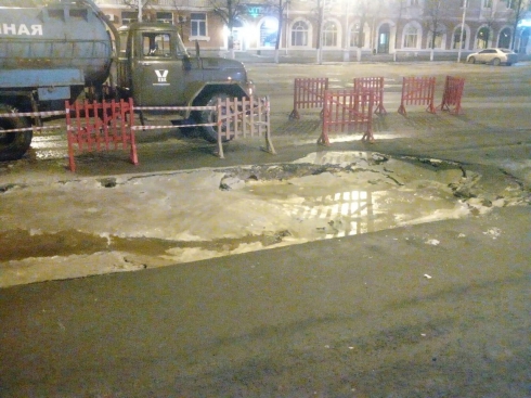 На площади Кургана в яму провалились два автомобиля и пазик. «Это все суровая сибирская весна. Даже дороги тают»