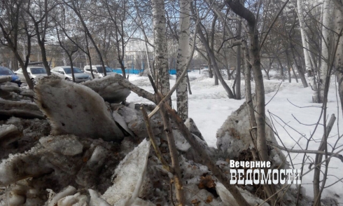 Коммунальщики Екатеринбурга отчитываются в уборке улиц, заваливая снегом дворы (фото, видео)