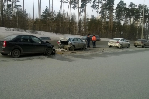 Пять машин врезались друг в друга на пути из екатеринбургского аэропорта