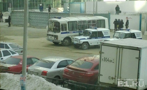 Сотрудники ФСБ и полиции оцепили Центральный стадион в Екатеринбурге