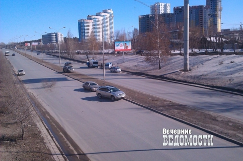 Водитель «Тойоты» в Екатеринбурге улетел на обочину