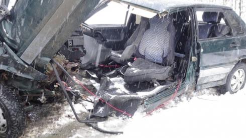 Три пассажира пострадали в лобовом столкновении маршрутки и «пятнадцатой» на свердловской трассе