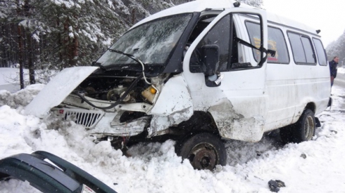 Три пассажира пострадали в лобовом столкновении маршрутки и «пятнадцатой» на свердловской трассе