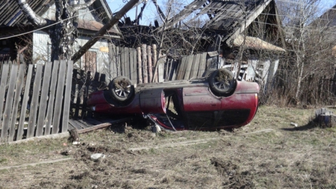 На Урале пьяный водитель перевернул машину и погиб