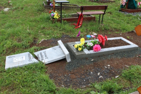 Три пятиклассника, занимаясь паркуром, разгромили кладбище в поселке Билимбай