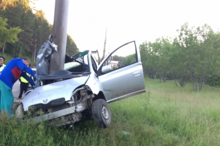 В Каменске-Уральском легковушка обняла столб: пассажир погиб, водитель в реанимации