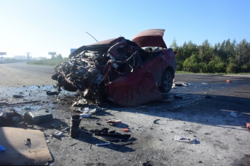 В Екатеринбурге водитель насмерть разбился, врезавшись в бетонное ограждение