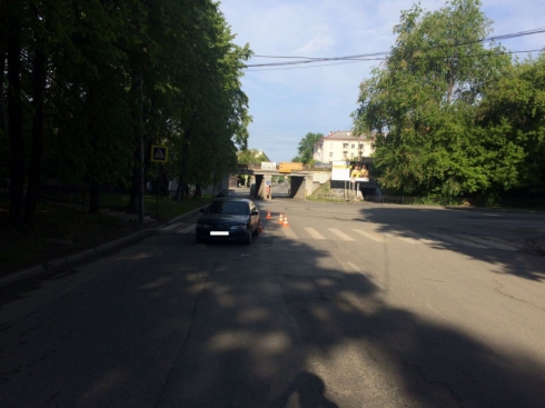 В Екатеринбурге на улице Первомайской Nissan сбил пенсионерку