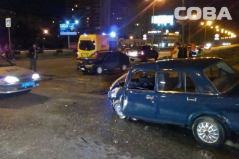 Смертельный вылет на красный свет в Екатеринбурге: один человек погиб, двое в реанимации