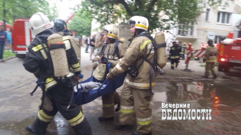 В центре Екатеринбурга полыхает жилой дом. Жители спасают себя и домашних животных (ФОТО)