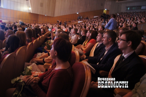 688 выпускников в Екатеринбурге окончили школу с отличием. Медалистам вручили награды