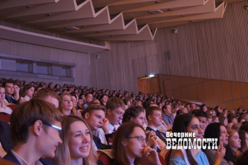 688 выпускников в Екатеринбурге окончили школу с отличием. Медалистам вручили награды