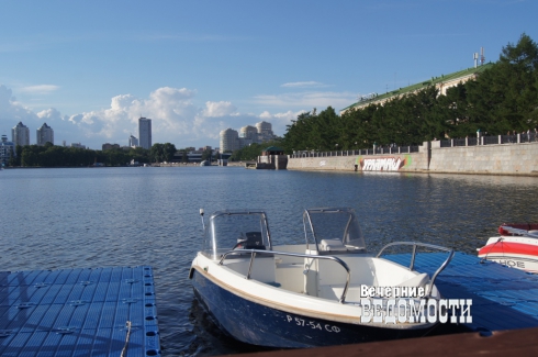 Водные прогулки на городском пруду Екатеринбурга незаконны? Общественники и инспекторы МЧС провели проверку
