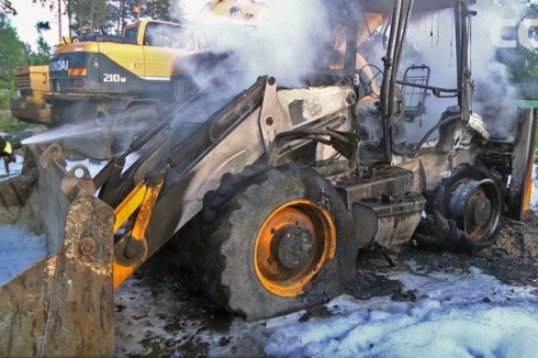 В Екатеринбурге сгорели трактор и экскаватор