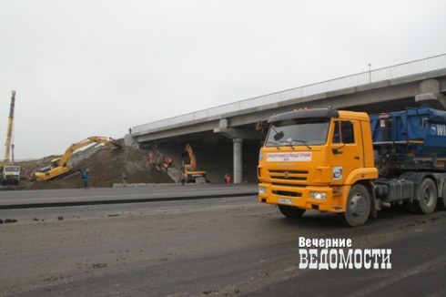 Еще полмиллиарда рублей дали свердловским муниципалитетам на дороги