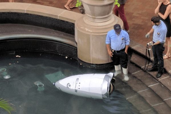 В Вашингтоне робот-охранник утопился в фонтане рядом с торговым комплексом