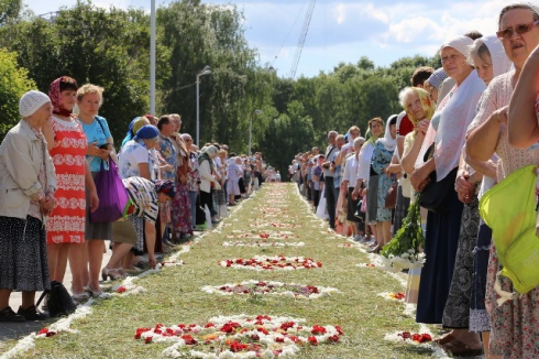 Дорогу из десяти тысяч цветов выложили в Екатеринбурге