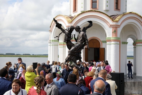 В зауральском селе открыли памятник святым Петру и Февронии