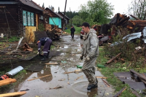 Полтора миллиона рублей раздали пострадавшим от урагана в Свердловской области
