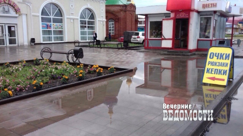 В Камышлове покупатели жалуются на «болото» рядом с торговым центром (ФОТО)