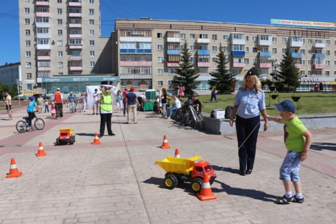 На Урале ГИБДД регулирует движение детских колясок