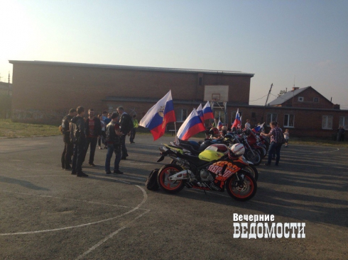 По Белоярке проехала колонна байкеров с российскими флагами  (ФОТО)